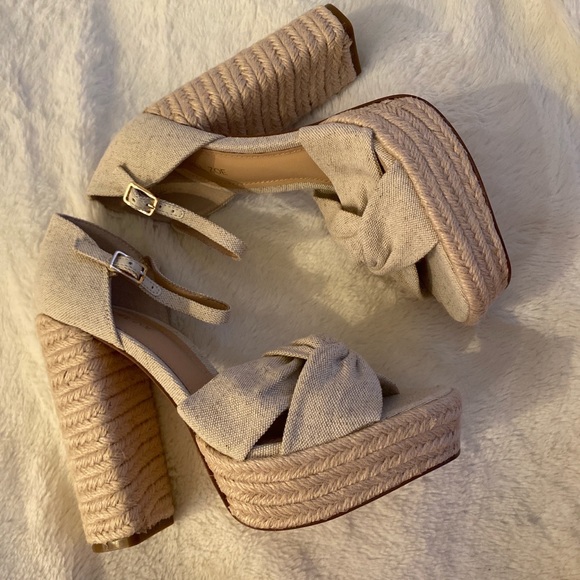 Rachel Zoe Knotted Platform Sandal in Natural
Color:Natural - Picture 6 of 6